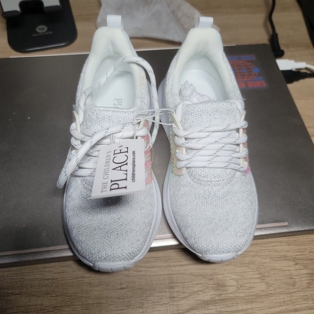 The Childrens Place Girls Athletic Shoes Sneakers ~ Size 11 Slip on. NWT